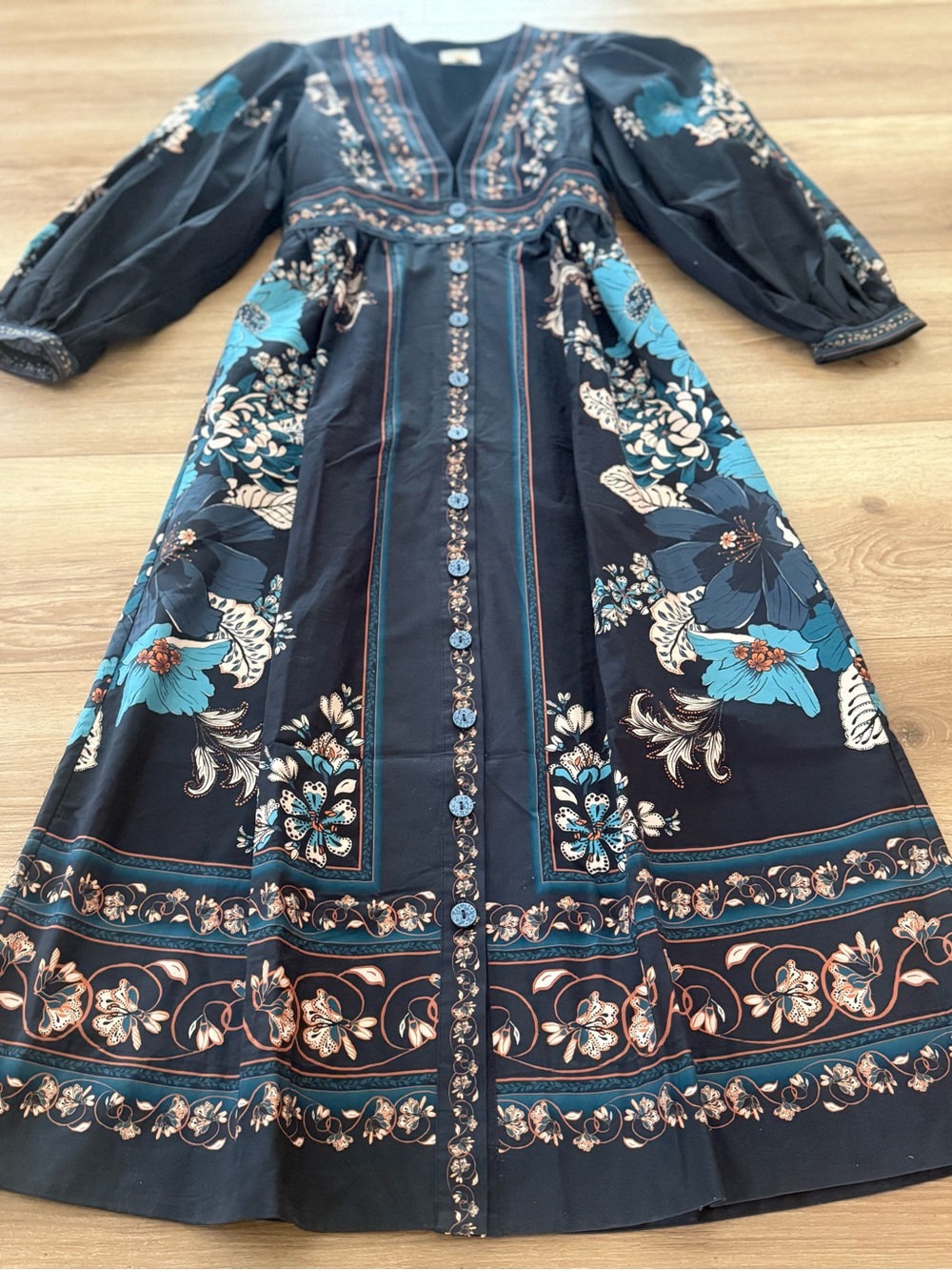 FARM RIO BLACK BLOSSOM TAPESTRY MIDI DRESS MEDIUM SIZE( new without tag ) - Picture 5 of 9